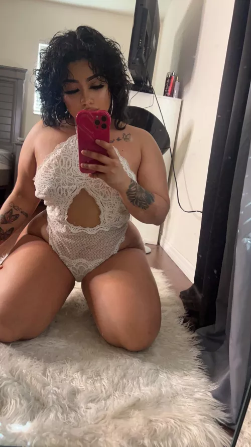 My inviting hip cleavage 😘