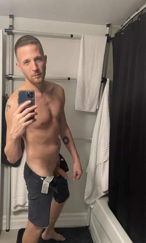 Chillin in the Bathroom. [39] Bro’in in the mirror. Lol 😆 happy Sunday guys! .