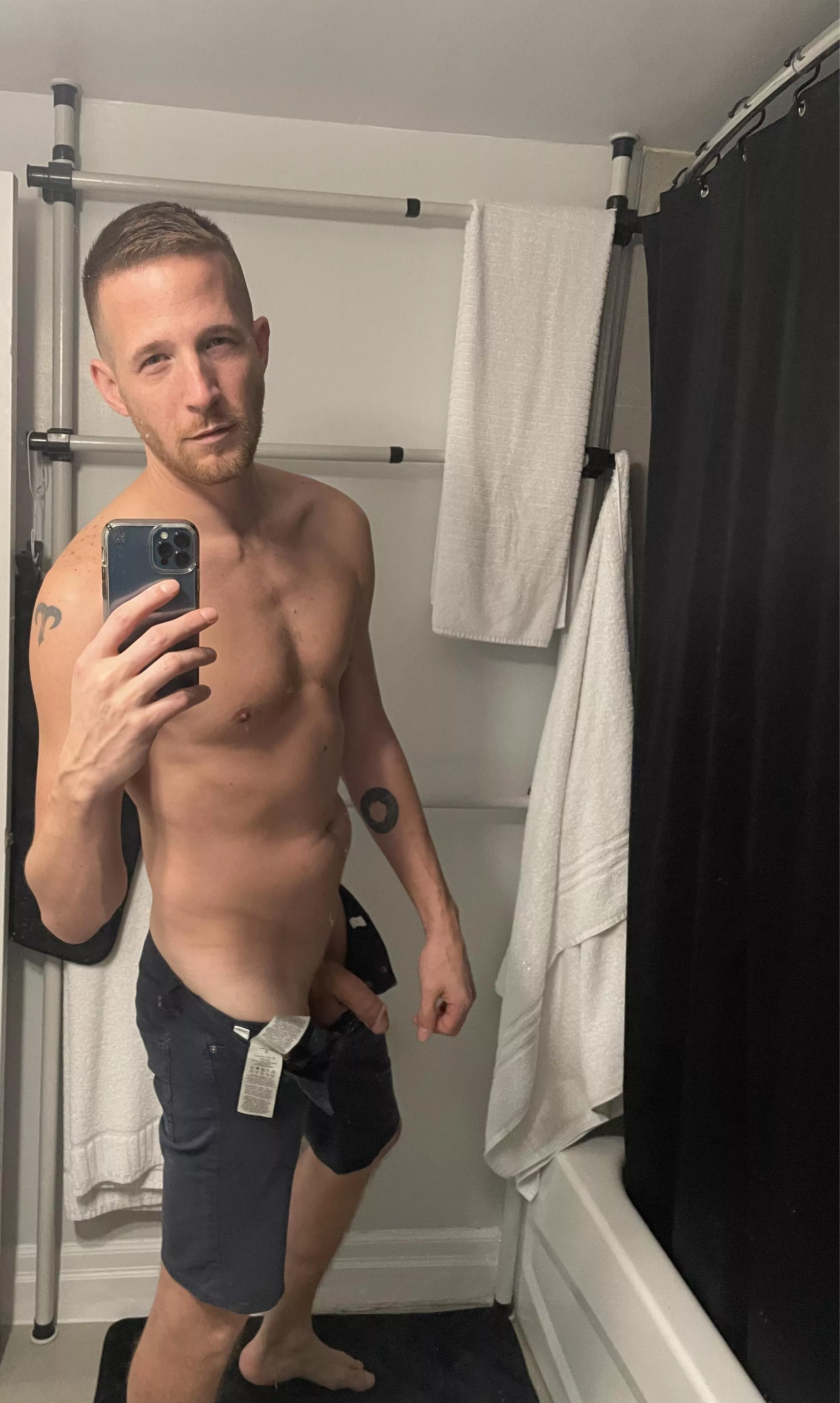 Chillin in the Bathroom. [39] Bro’in in the mirror. Lol 😆 happy Sunday guys! .