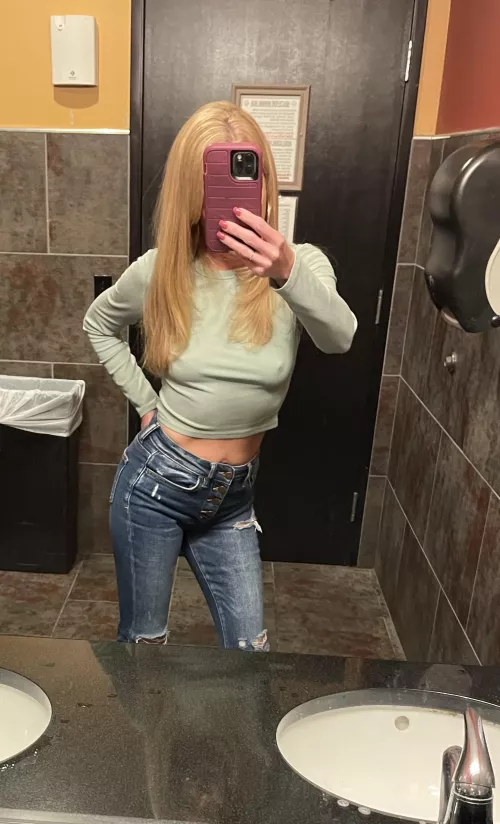 Come drink and watch 🏀with me