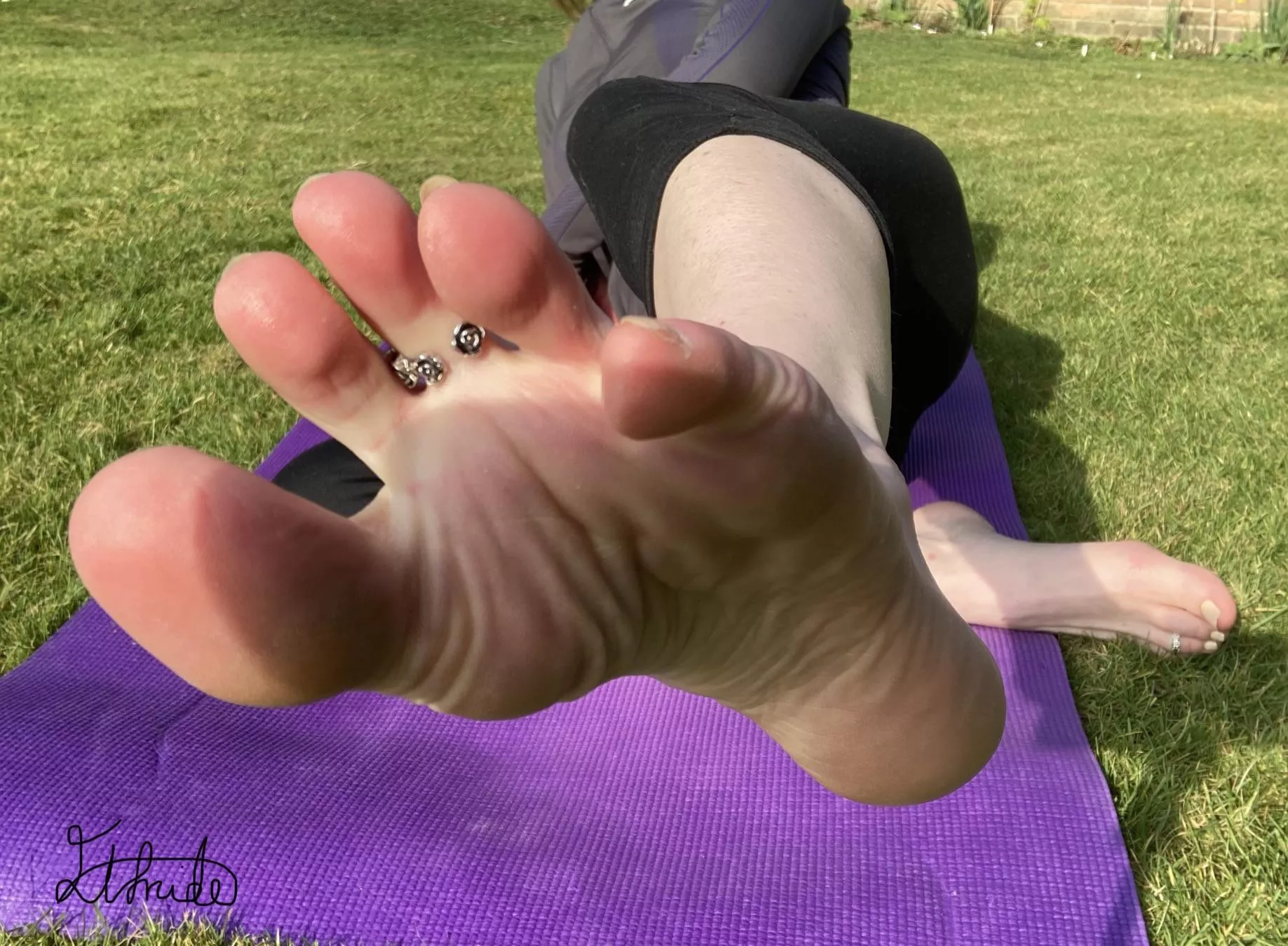 Do my spread toes catch your eye?