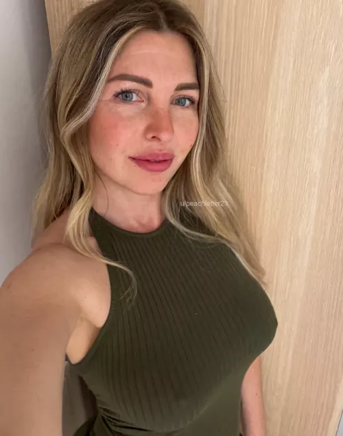 It's a happy and braless Sunday!