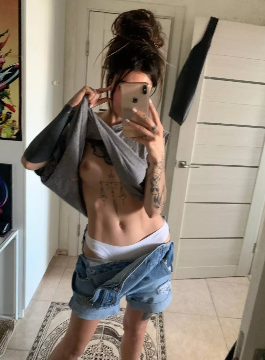 Kiss my tummy while you go lower 😏 [img]