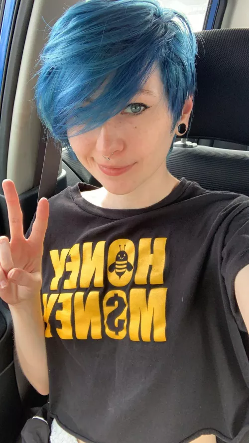 rare car selfie💙 i love how this shade of blue brings out my eyes