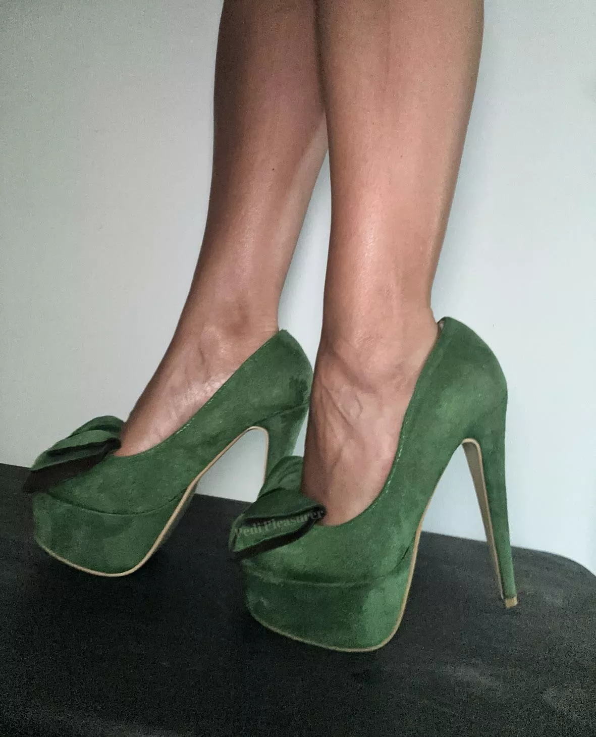 Shall I keep my heels on?😏☘️🇮🇪