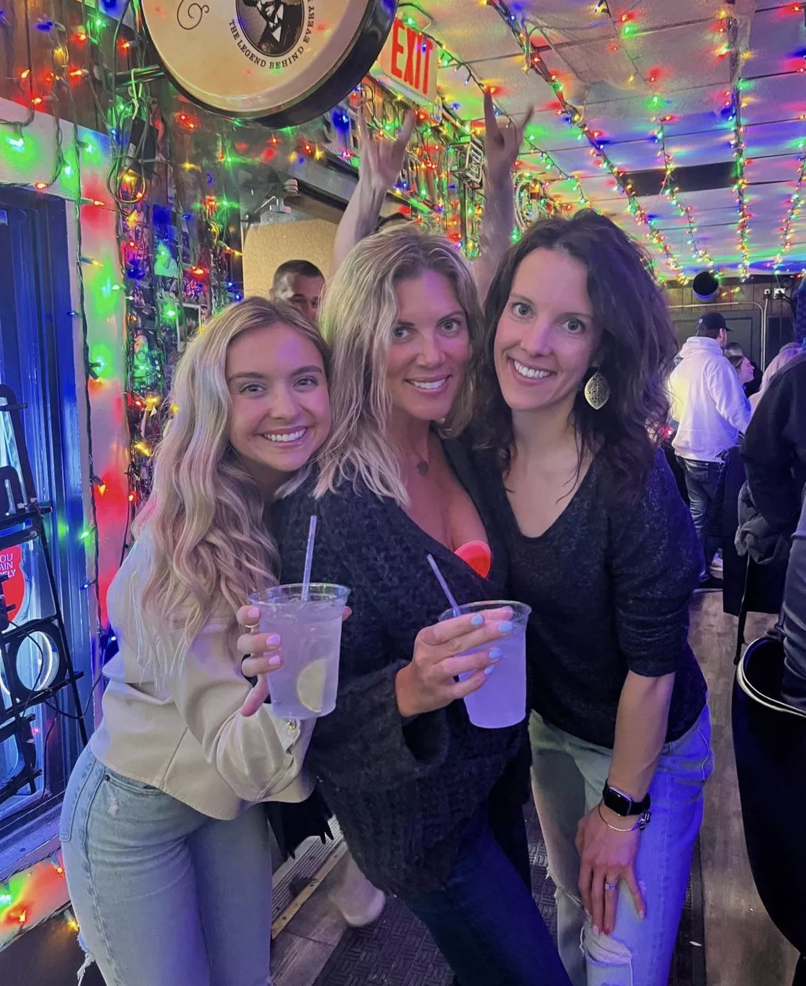 Two milfs… hard choice.