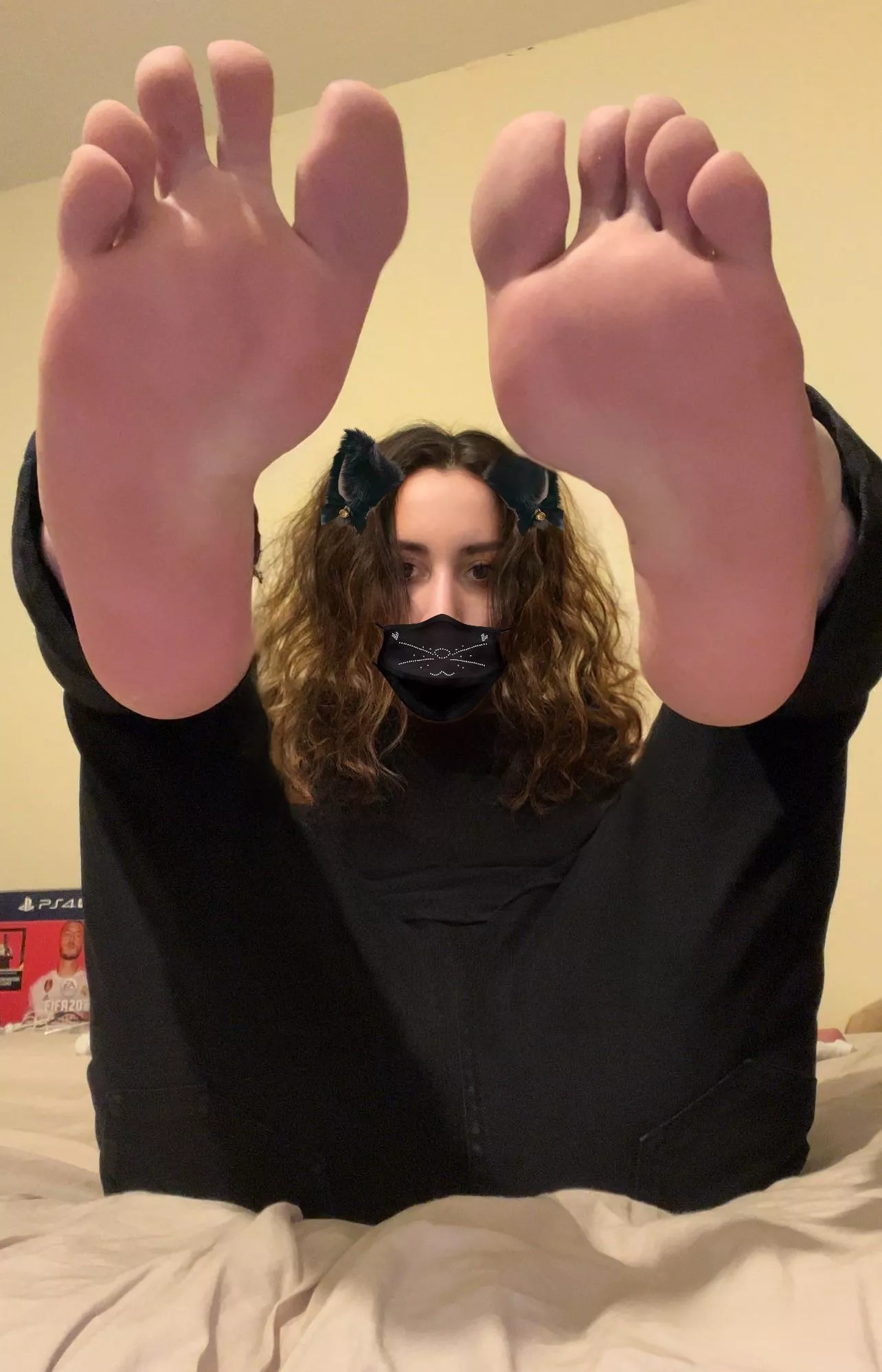 Want to eat my pink feet ?