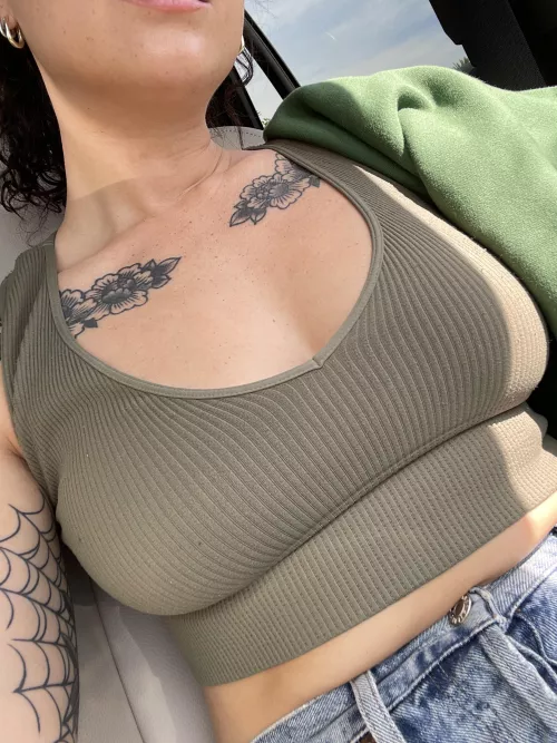 Wearing my favorite top today, what do you think of the color? 🎨