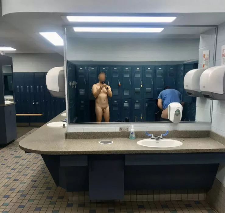 Would love to fuck someone on the benches in the gym lockers 🤫😉😋