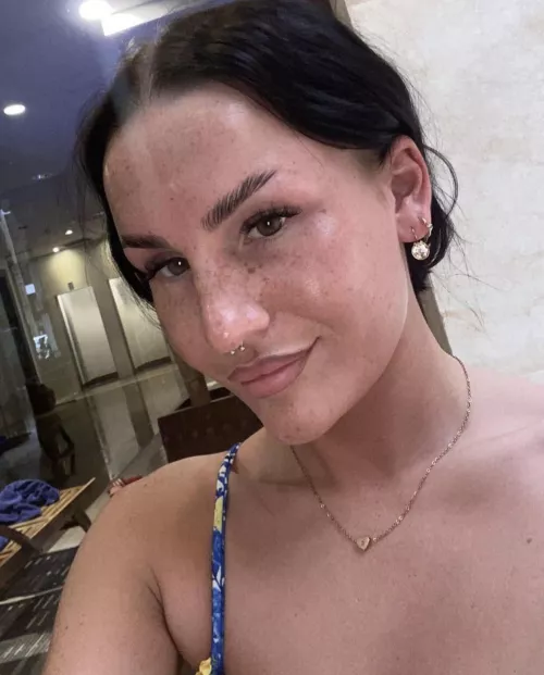 Anybody with a second screen want to put their cock on my wife’s face (will show her response)