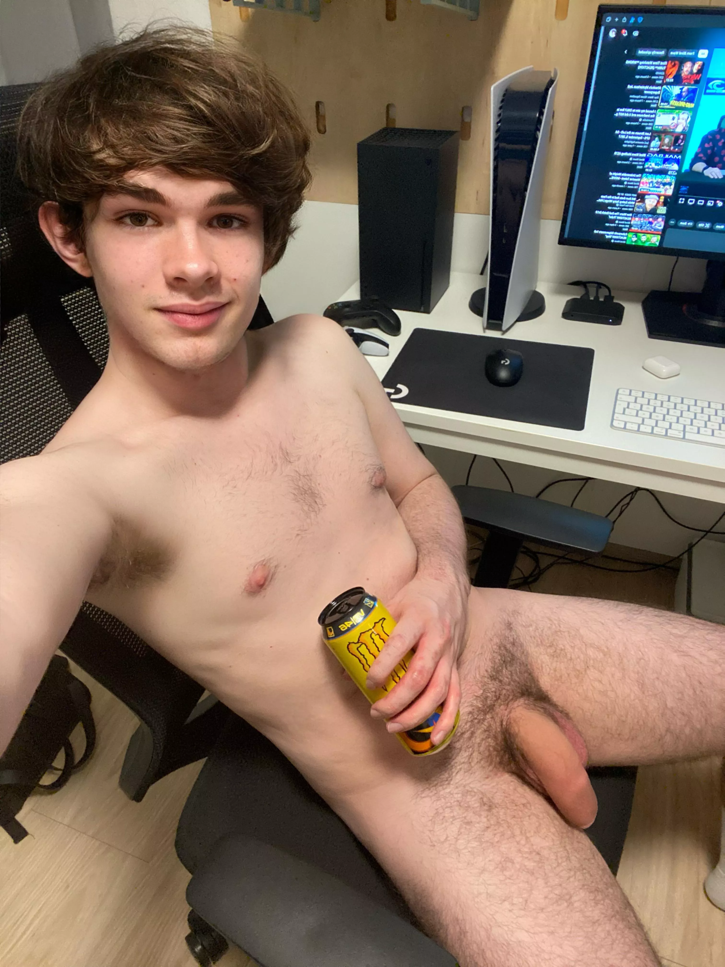 Enjoying a nice evening in my dorm room with some YouTube videos. 👌🏻