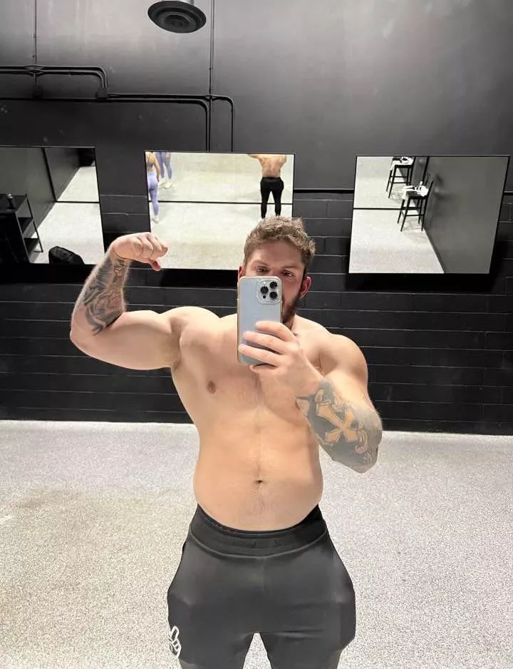 Feeling pumped after a heavy arm workout. Any bros wanna compare? Feeling pumped after a heavy arm workout. Any bros wanna compare?