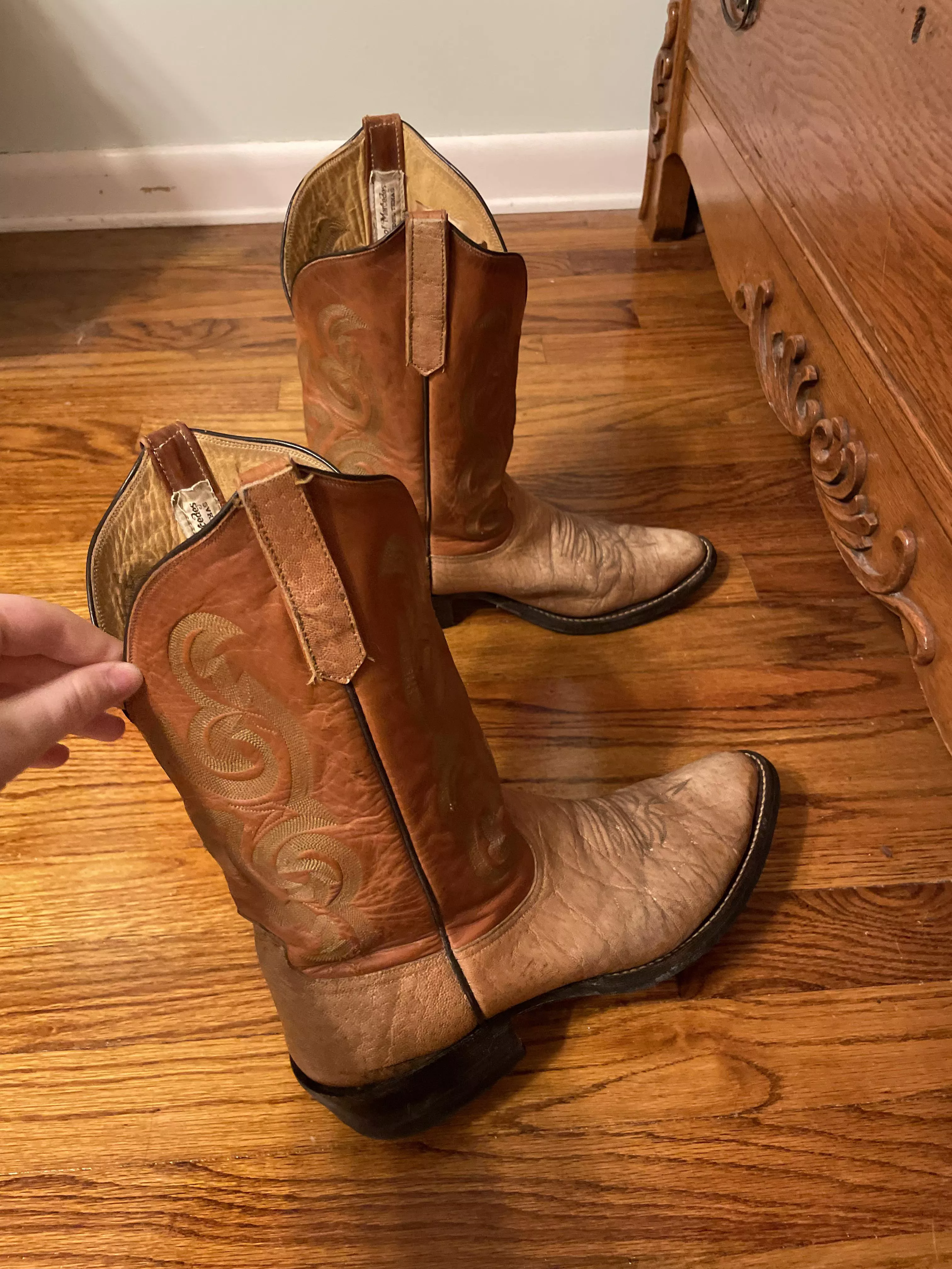 Hey I really need help identifying these boots for a friend, can anyone help me here?