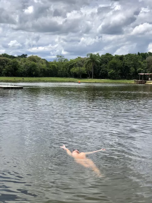 I hope they don’t mind that I’m swimming naked 😜