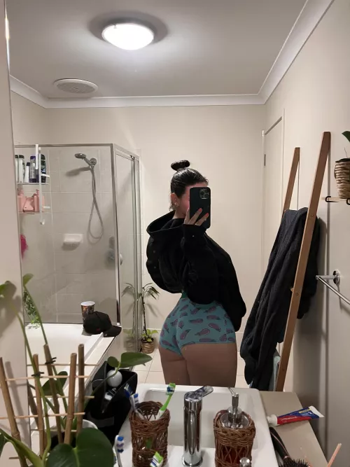 It’s time for a late night booty rub