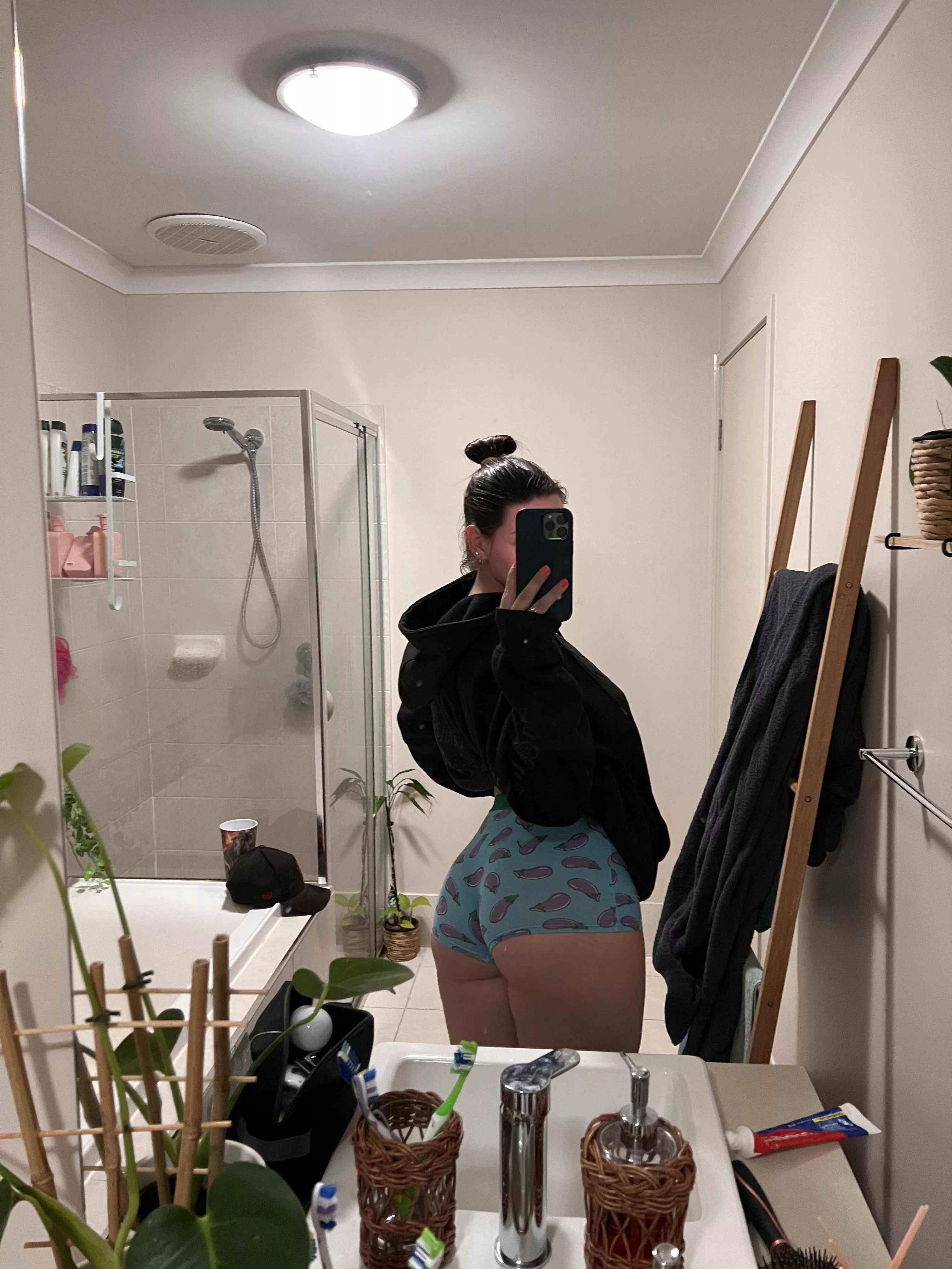 It’s time for a late night booty rub