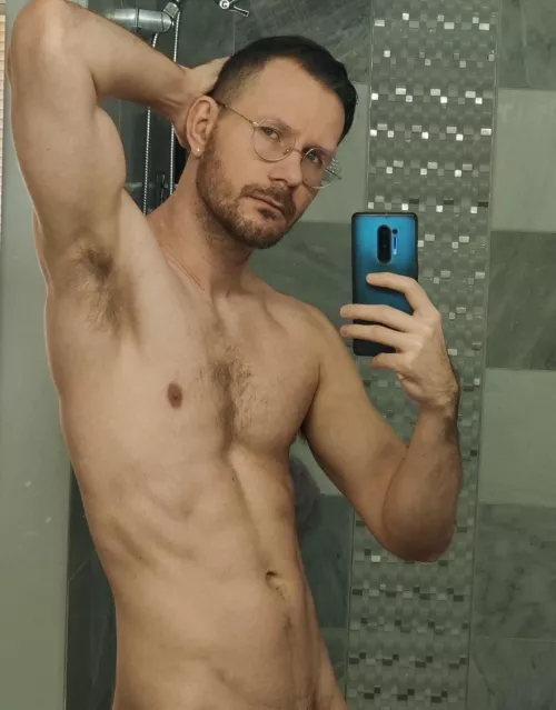 Pre shower dirty bathroom mirror selfie 🤳