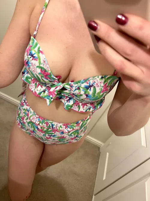 See you by the pool, hope to find you checking out my tits