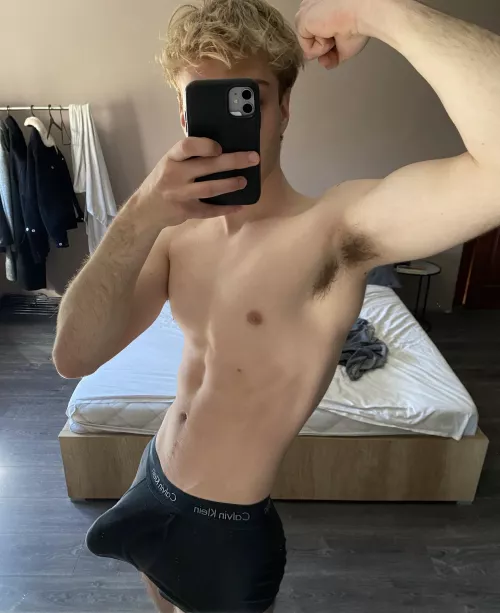 19 EVEREYONE DM ME IM SO HORNY😈