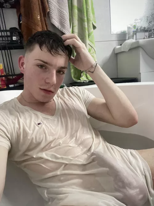 [19] @kolozsi_tomi want to remove my t-shirt?