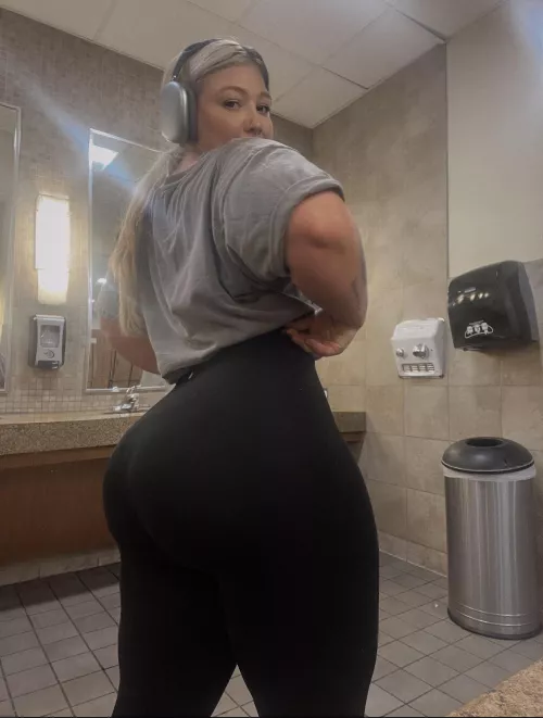 Big booty gym girl