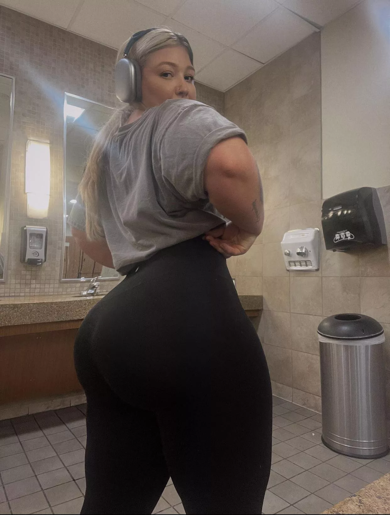Big booty gym girl