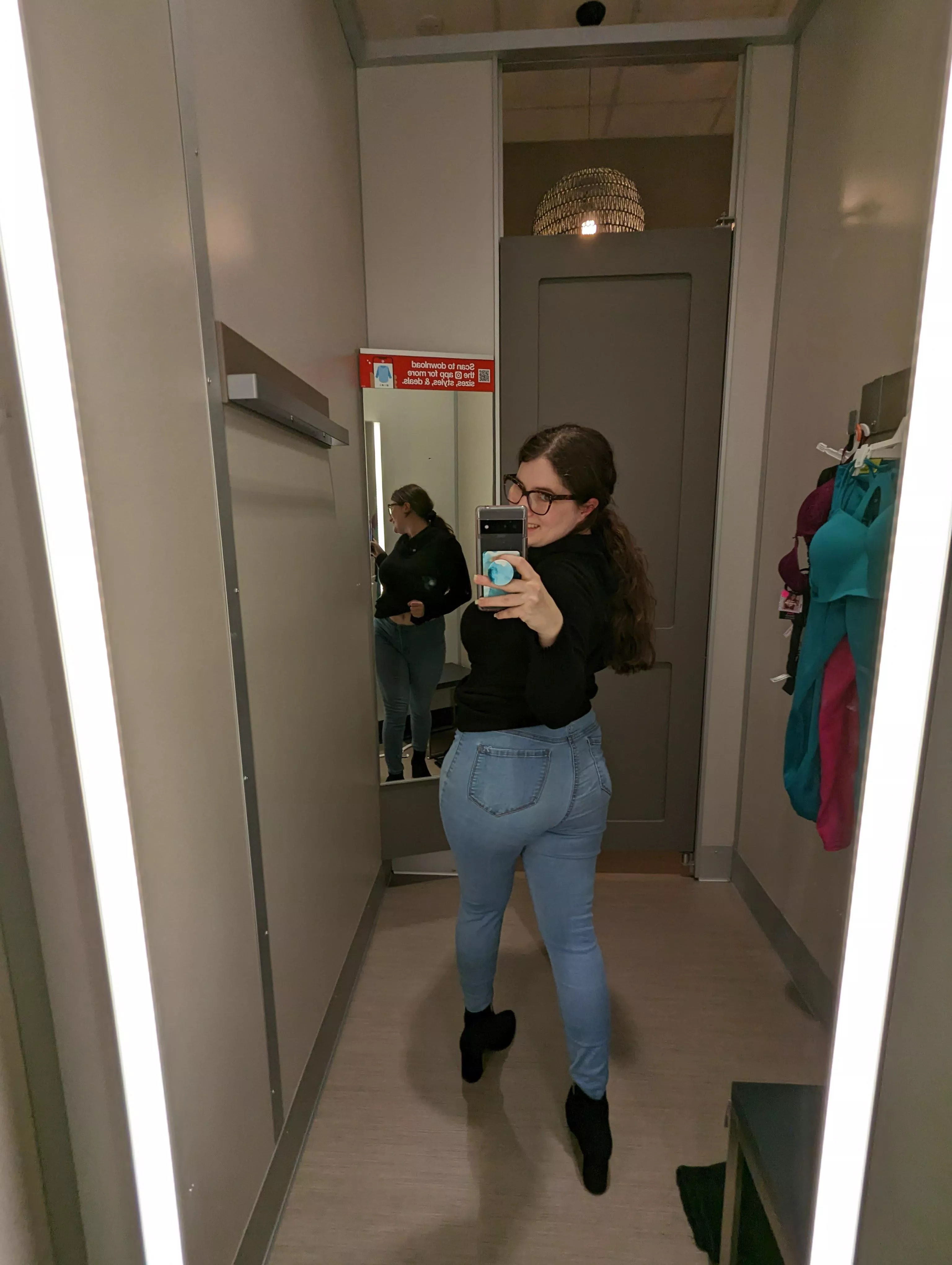 Booty pic in the dressing room 😁