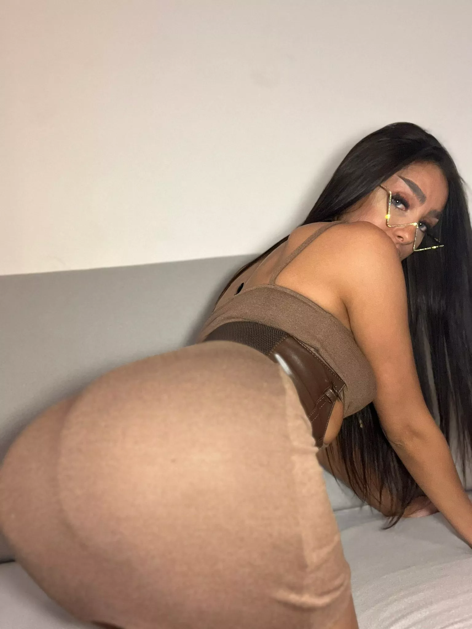 Captivating stare, magnetic figure