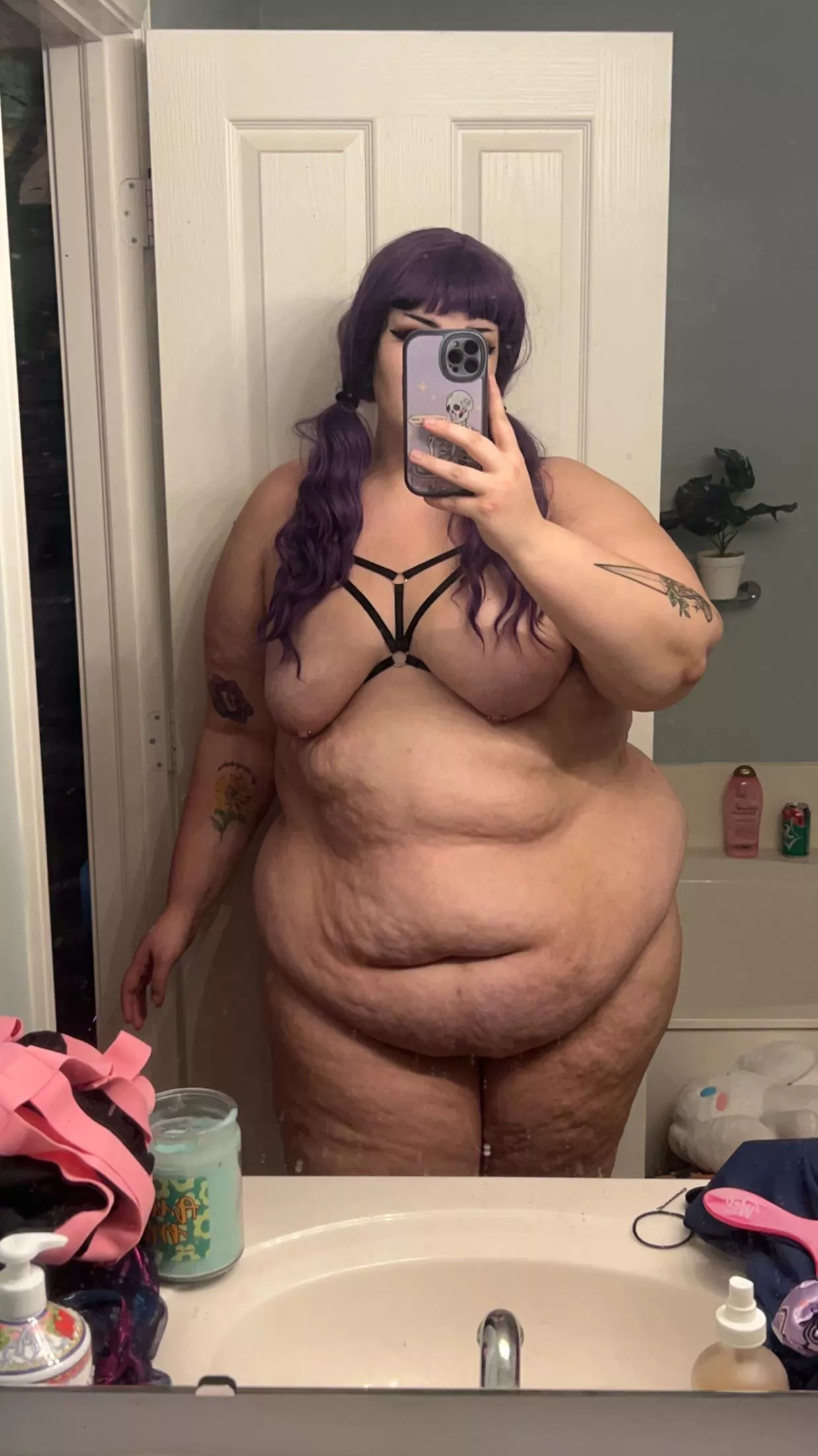 Curvy E-girls with big tummies are the best ^-^ 🖤