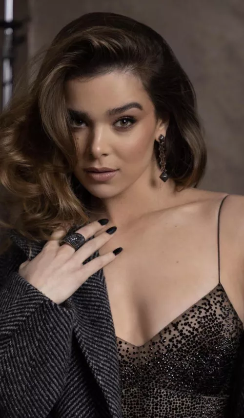 Hailee Steinfeld has me so weak! Tease me to her please!