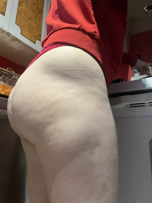 Hope you don’t mind hip dips, stretchmarks, and cellulite