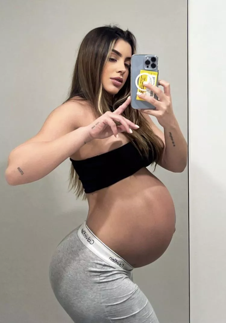 I love my curvy preggo body