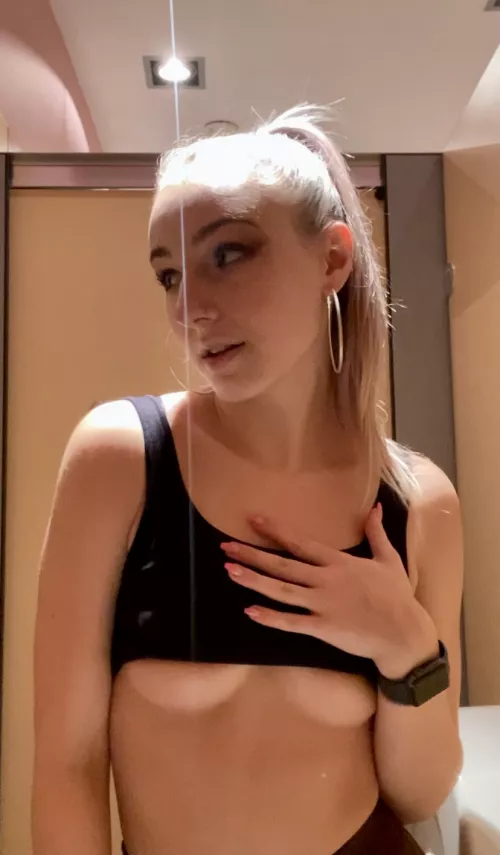 I'm so horny right now and nobody is messaging me... why? 😭