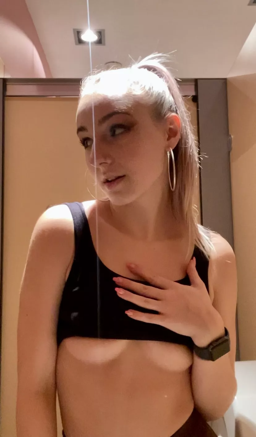 I'm so horny right now and nobody is messaging me... why? 😭