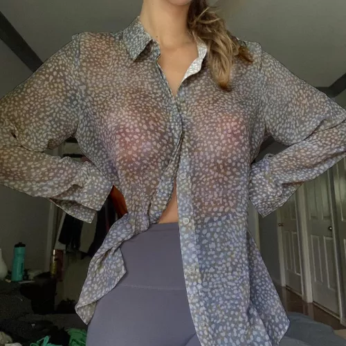 Nice floaty top, no bra!