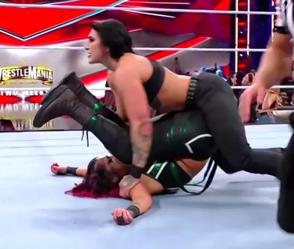 Rhea pinned Bayley