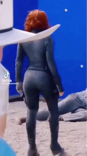 Scarlett Johansson -Avengers BTS