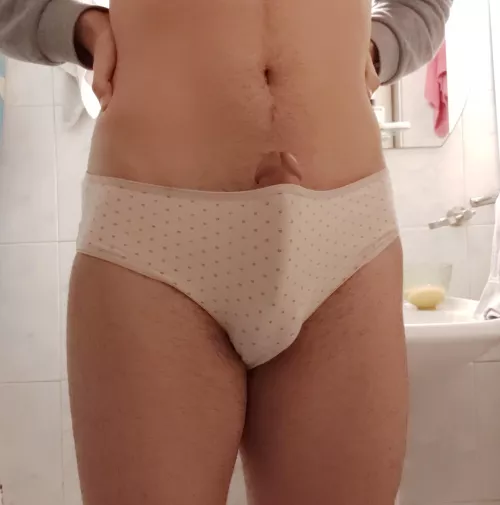 Seeing a cock bigger than mine makes me so hard 🤭