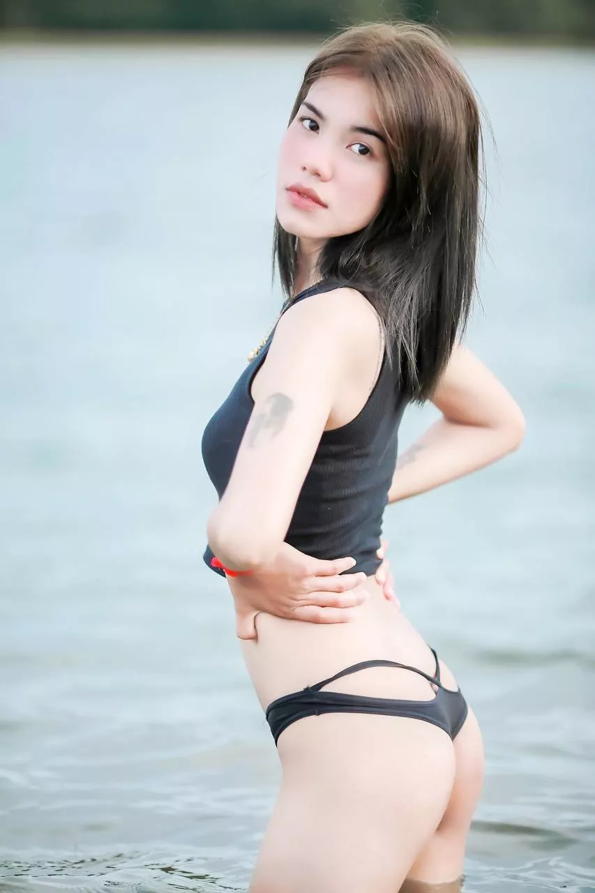 Slap my cute booty please 🍑😈