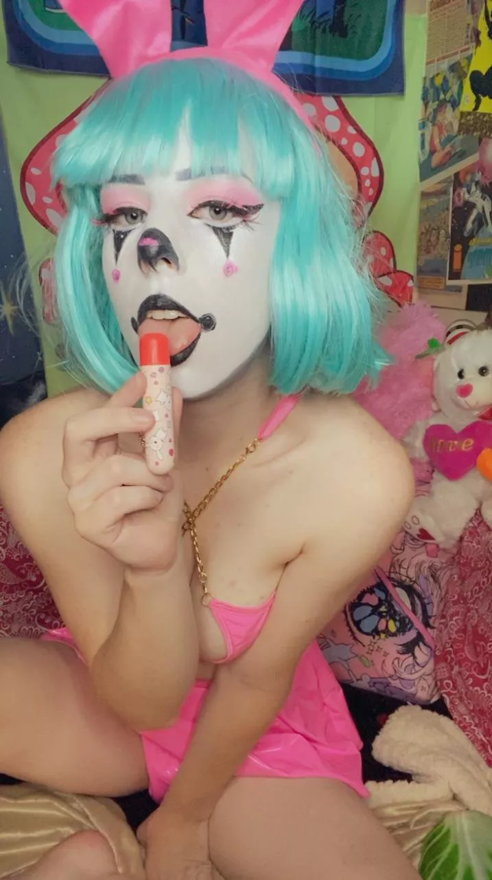 This bunny loves her carrots 🤭🥕