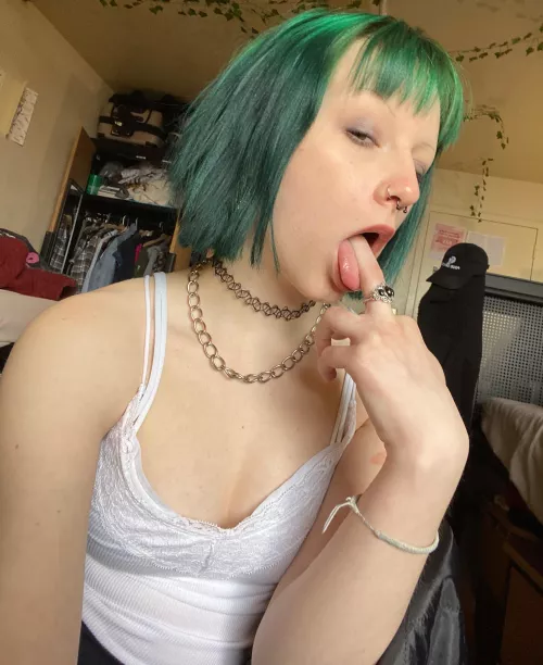 This emo girl likes to me choked