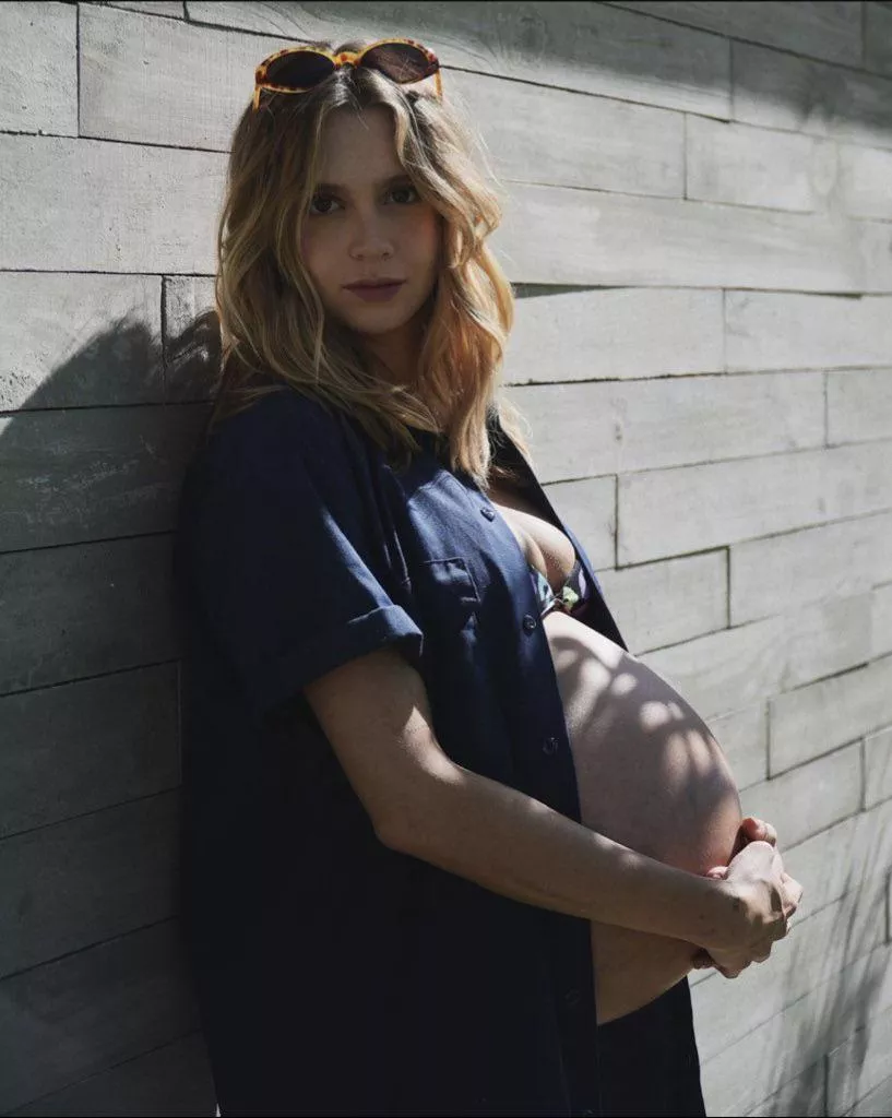 Twin preggo mamma Isabel Schloer