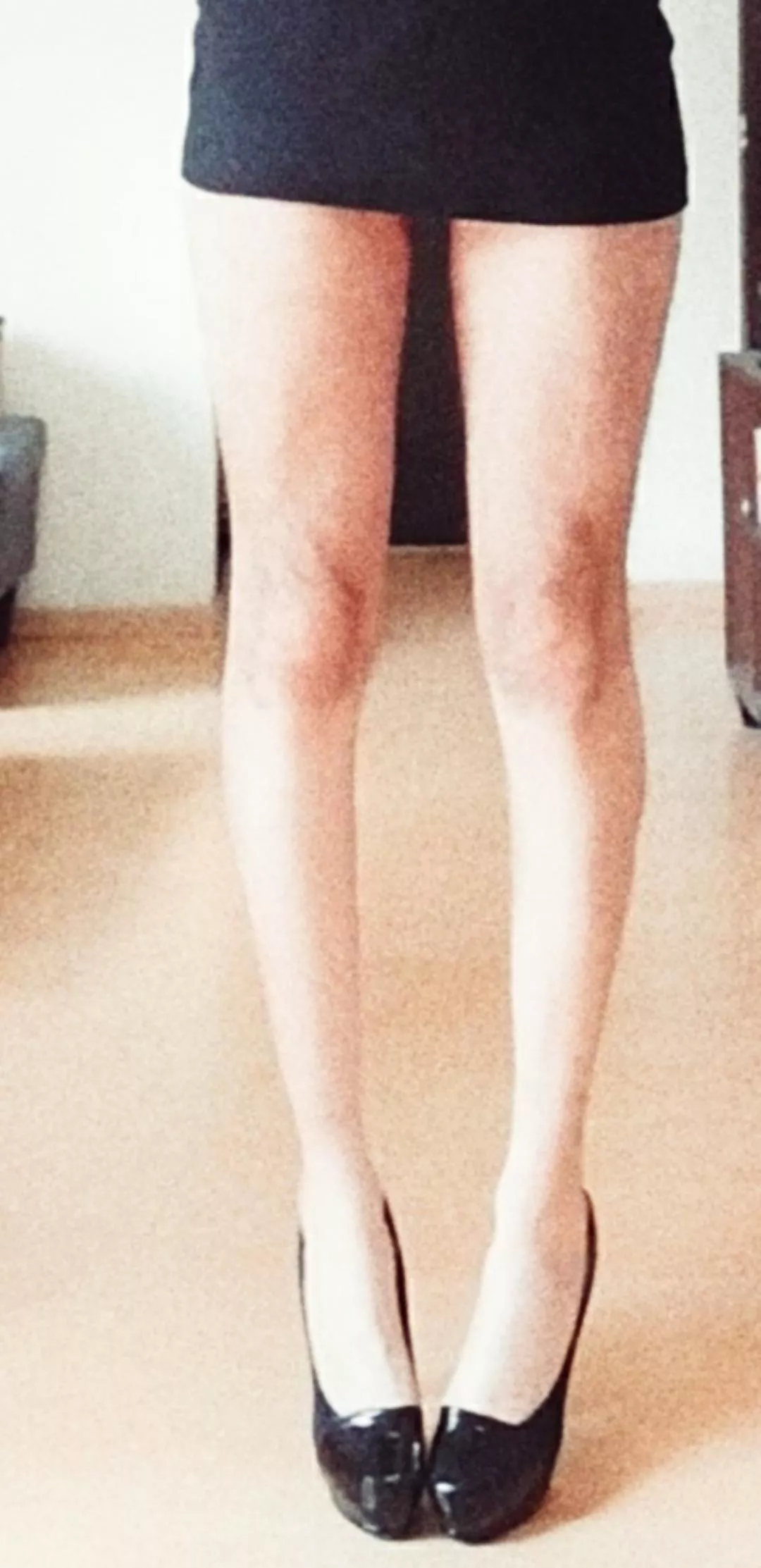 Wearing a miniskirt and my black suede heels 💕 (oc) Solda 27