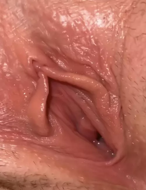 Wide open & wet🤤