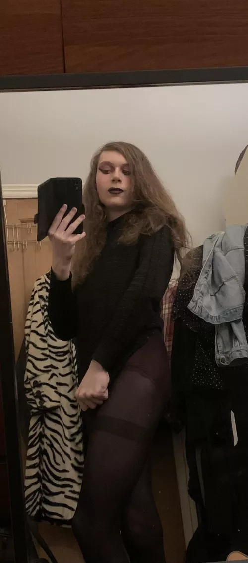 your local gothboy wants headpats :3