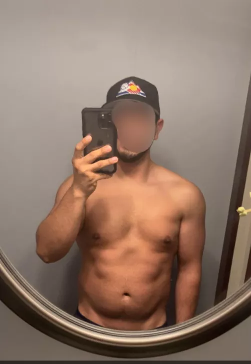 27M looking for a cuckcake to chat with and show wife pics/conversation. Will verify wife.