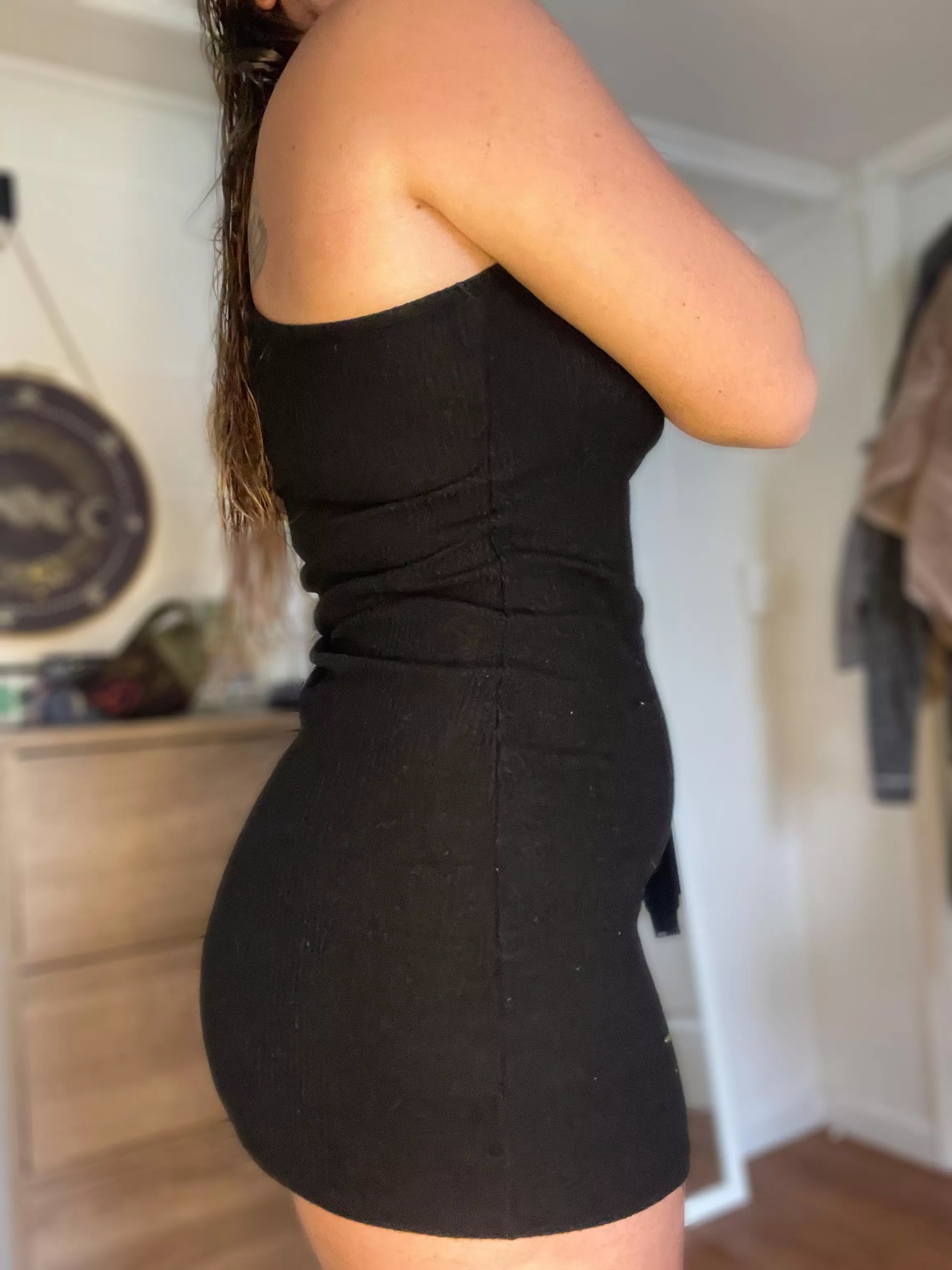 Always sporting a baby bump in tight dresses now 🤭🖤