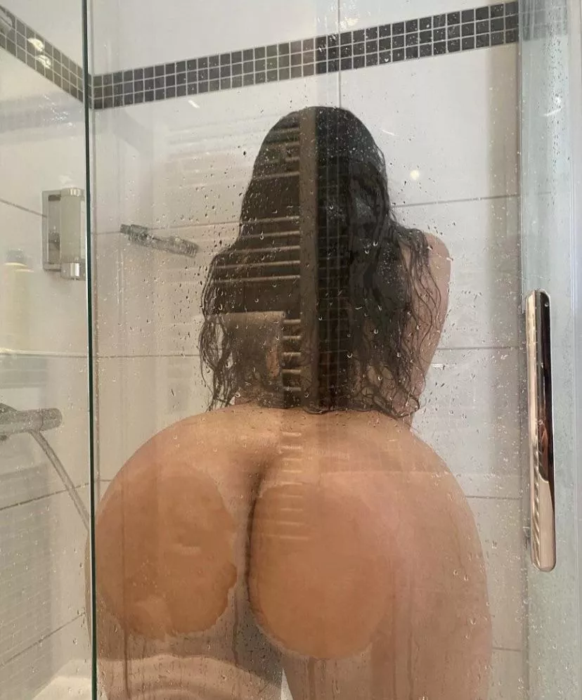 Ass up against the glass 💋🍑