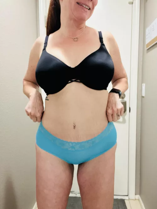 Happy Wednesday everyone! [usa]. Today I’m wearing these satiny feeling ruched bottom hiphuggers. Dm me to get them for yourself and learn about my current special. [selling] starting at $35