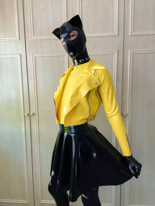 Hope I make your day a lil brighter with my new yellow latex 💛